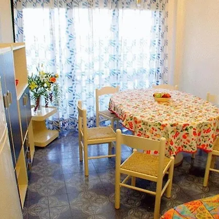 Practical Flat With Communal Garden And Pools In Lignano リニャーノ・サッビアドーロ