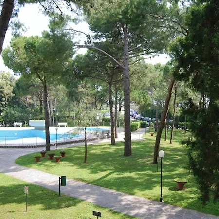 アパート Practical Flat With Communal Garden And Pools In Lignano